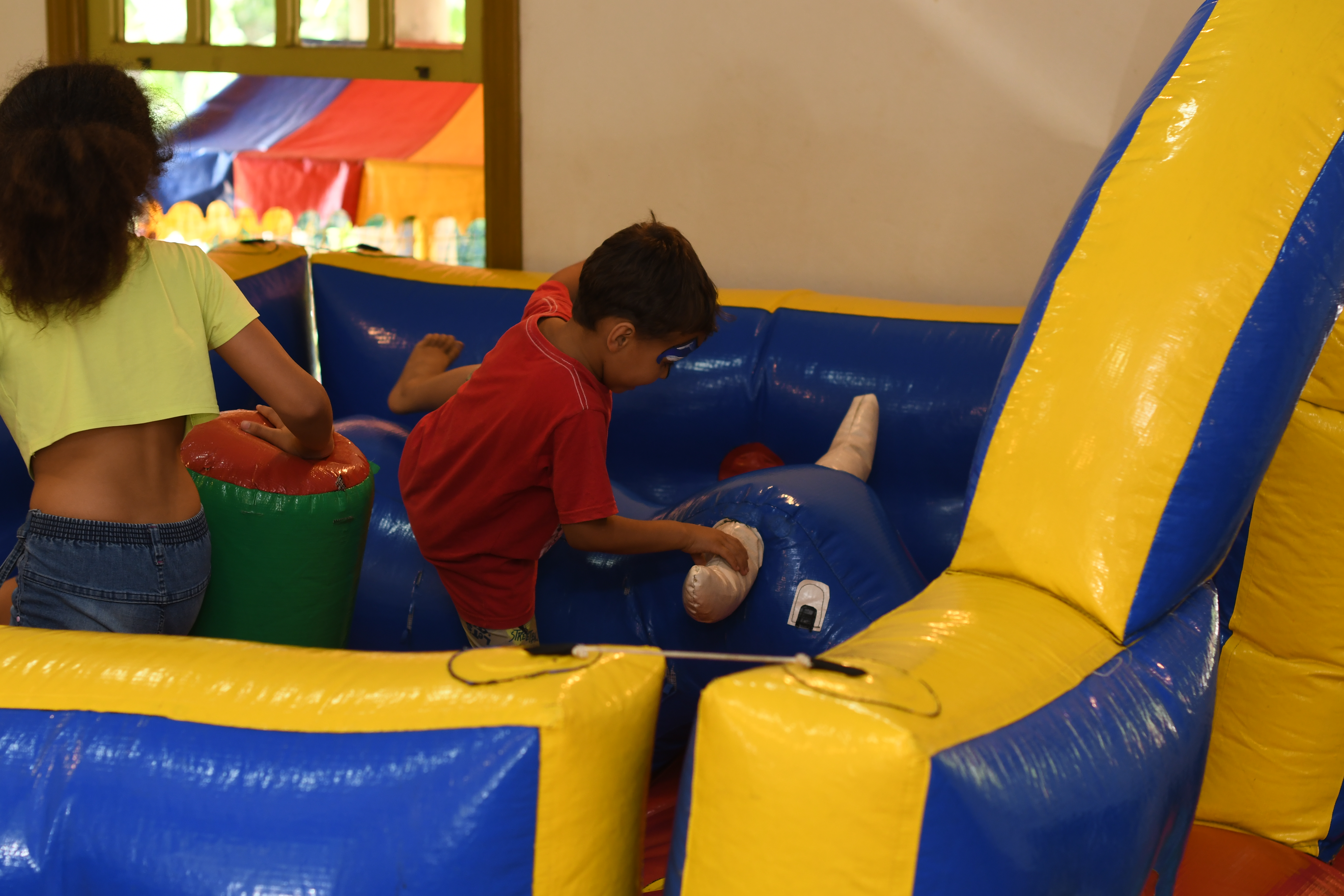 Atração do tourinho mecânico para as crianças